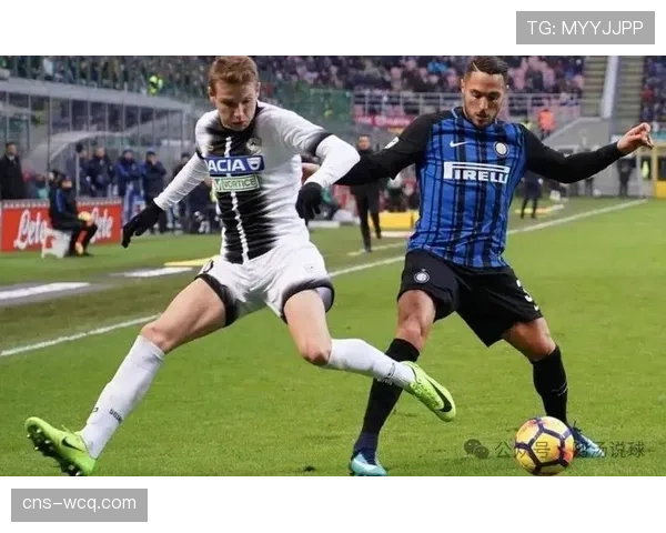 特写镜头：乌迪内斯门将约罗宁扑救后迅速手抛球发动进攻，形成单刀机会